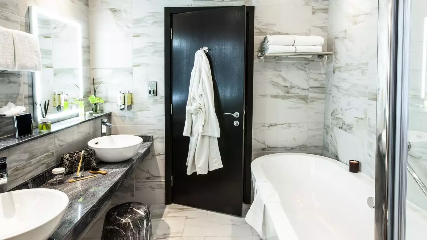 Address-Connolly- Suite-Bathroom