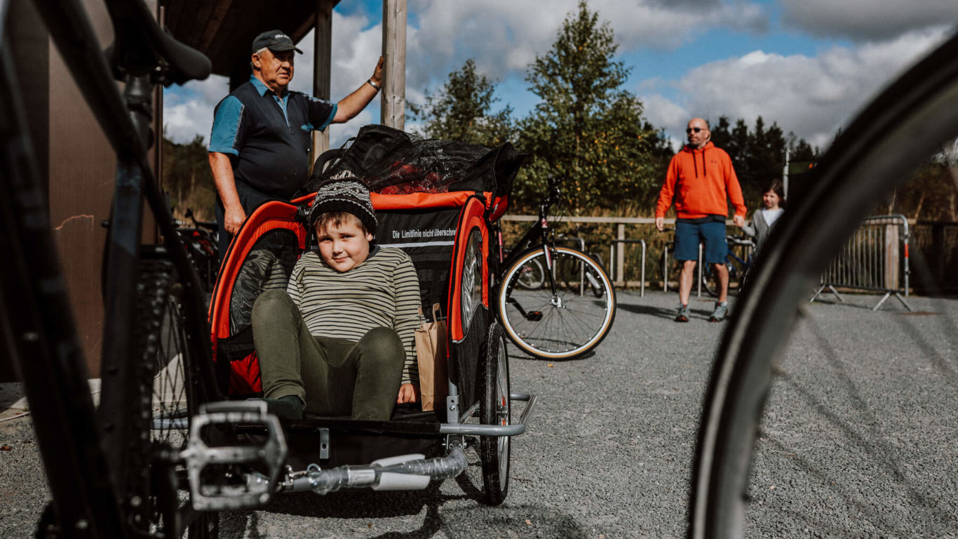 Boy in child trailer of parents bike at Lough Boora Discovery Park, Co Offaly, Ireland’s Ancient East_Web Size